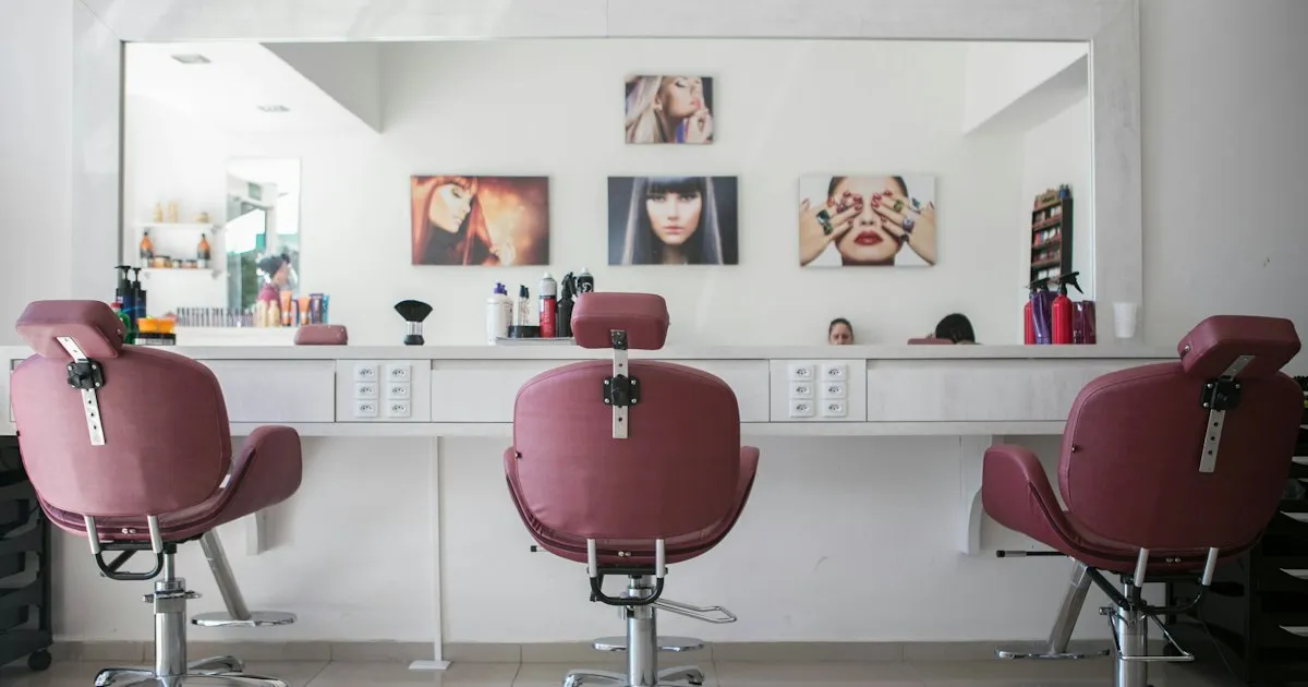 Intérieur d'un salon de coiffure avec fauteuils et miroirs