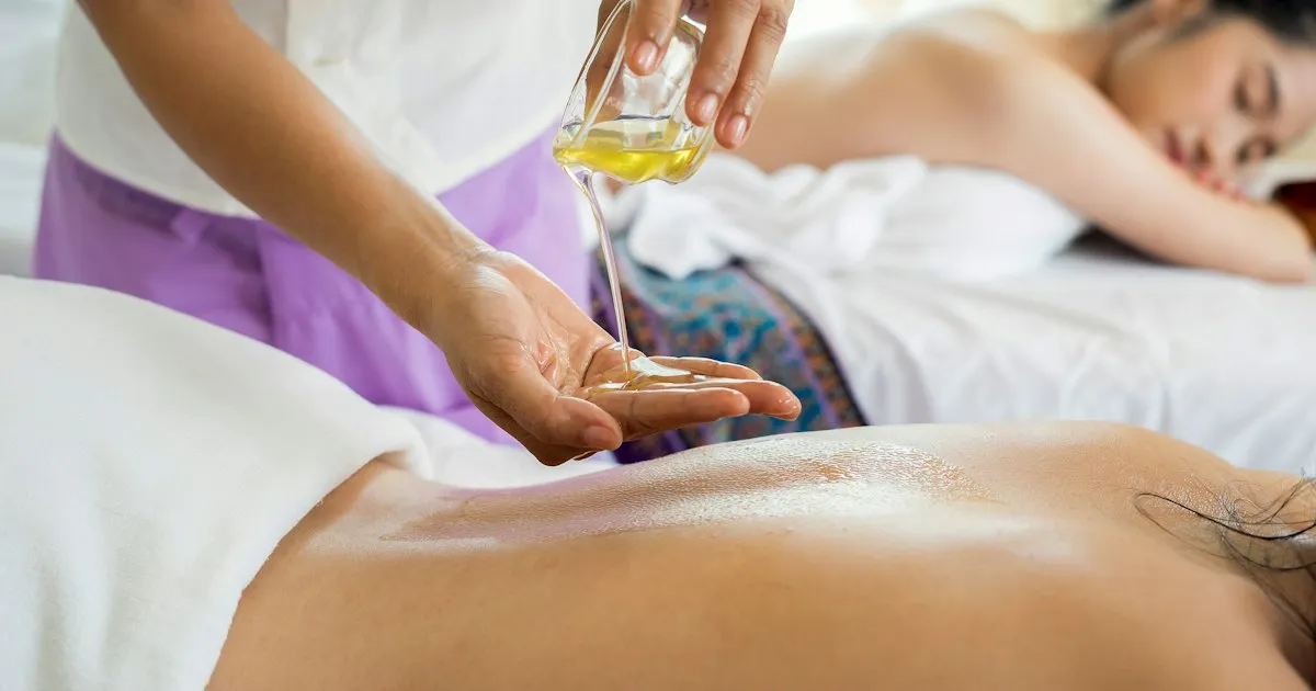 Praticienne réalisant un massage relaxant à l'huile en institut spa