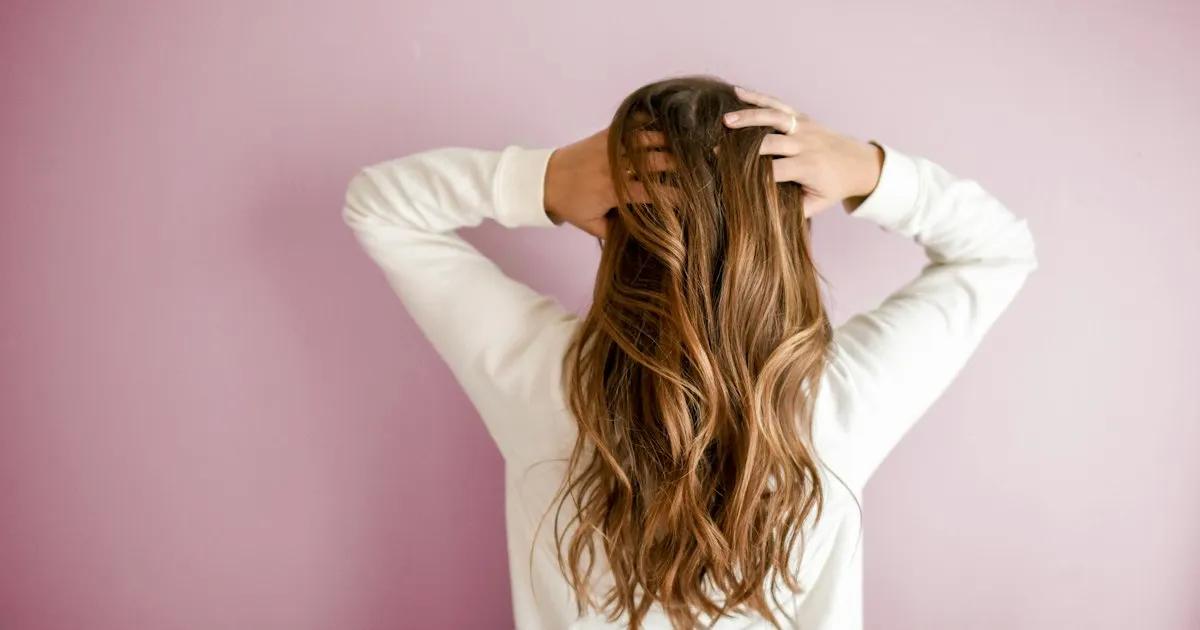 Coiffeuse réalisant une coupe de cheveux tendance en salon
